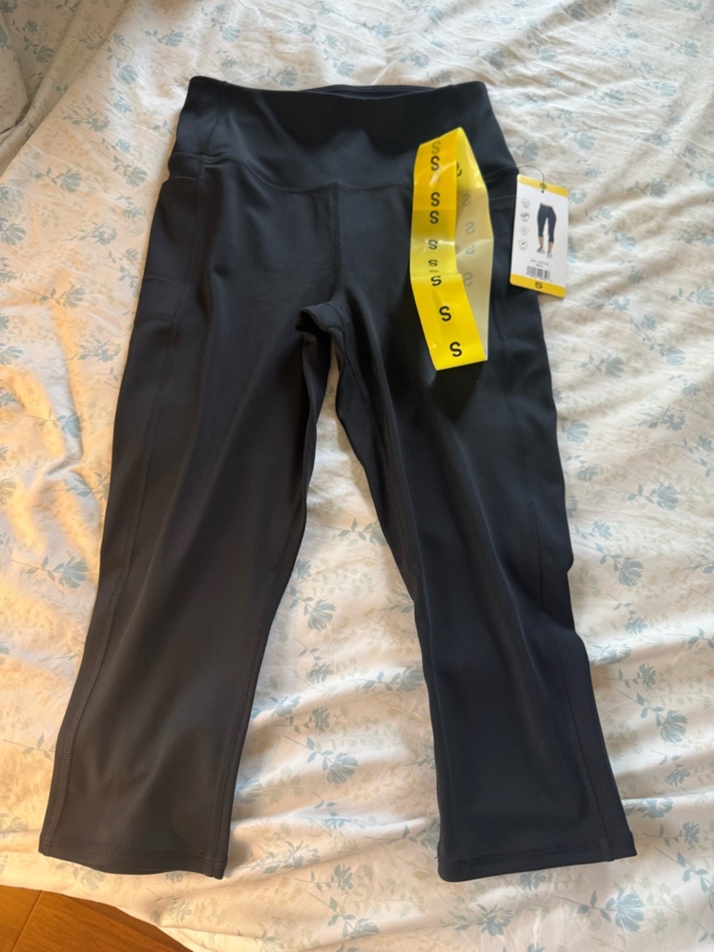 Skechers women’s capri size small - Picture 4 of 7